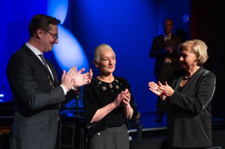 Deklica s piščalko-12